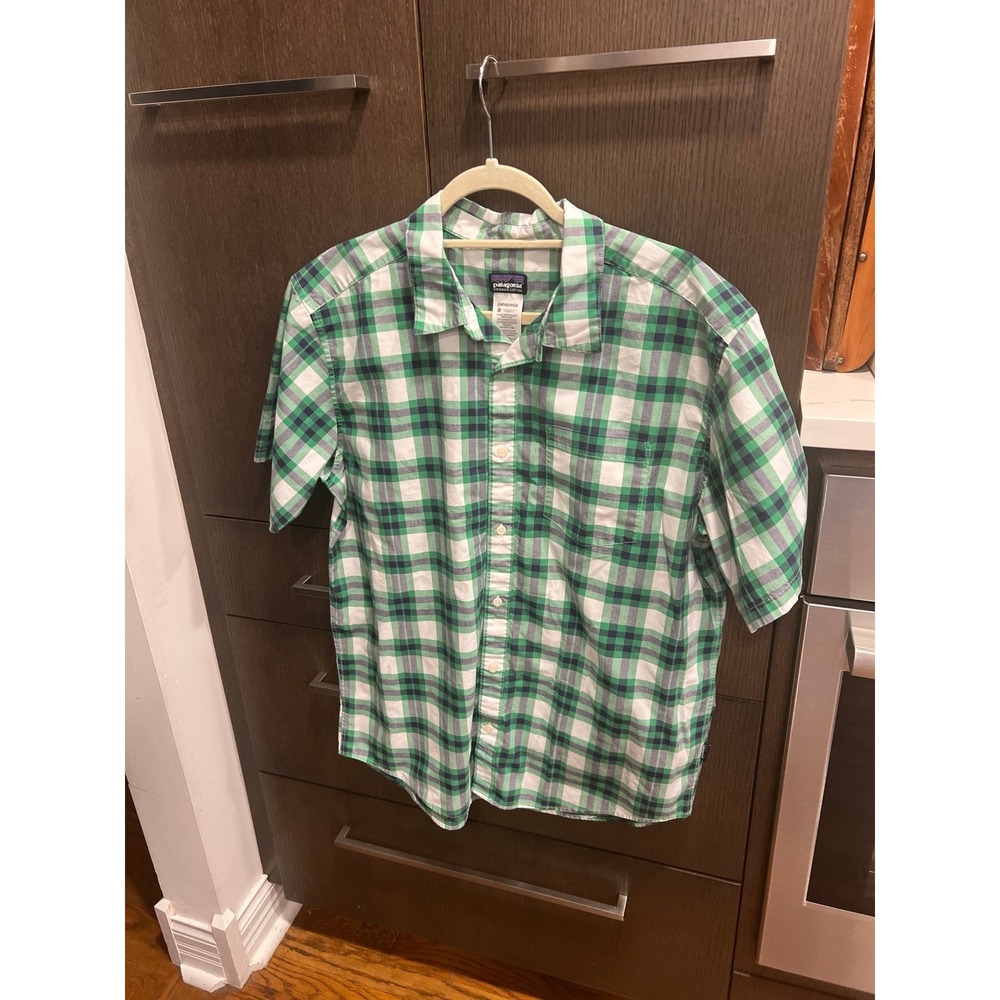 Patagonia Fezzman short-sleeved button-down shirt in a green men's Large
